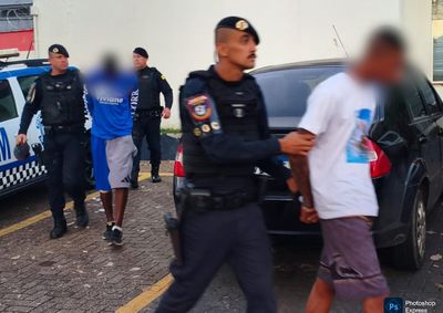  Dupla tentou fugir por casas ap&oacute;s perceber a aproxima&ccedil;&atilde;o da viatura; drogas e dinheiro foram apreendido.

