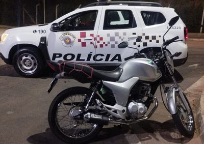 Abordagem no Jardim Panorama revelou placa incompat&iacute;vel e sinais identificadores suprimidos; ve&iacute;culo foi apreendido.

