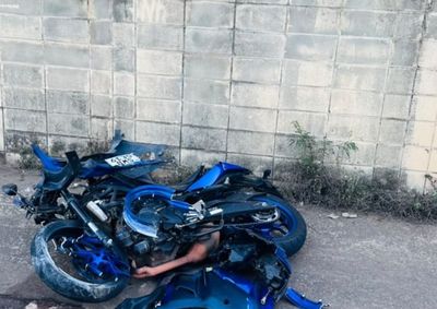 A mulher estava em uma Yamaha R3 e na curva, bateu contra um muro e foi socorrido pelo Samu com fratura exposta