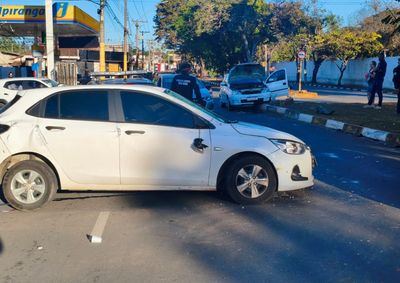 Motorista perdeu o controle ao desviar de pedestre; minutos depois, outro carro bateu no mesmo ponto. Ningu&eacute;m ficou gravemente ferido.


