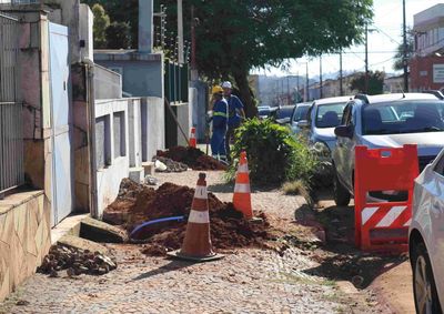 Rua &Aacute;urea passa a integrar o programa que prev&ecirc; a substitui&ccedil;&atilde;o da tubula&ccedil;&atilde;o e das liga&ccedil;&otilde;es domiciliares para reduzir vazamentos e melhorar o abastecimento 