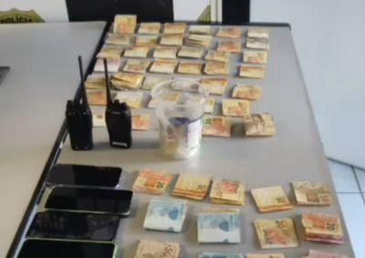 A&ccedil;&atilde;o das Pol&iacute;cias Civil e Militar cumpriu mandados de busca e apreens&atilde;o, resultando em pris&otilde;es, apreens&atilde;o de drogas, mais de R$ 11 mil e um ve&iacute;culo