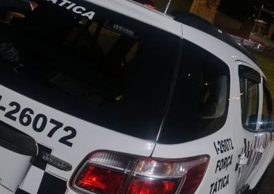 Homem tentou esconder o rosto ao perceber a viatura e foi preso ap&oacute;s consulta confirmar mandado judicial em aberto.