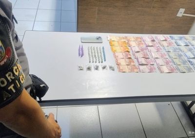 Suspeito confessou a venda de entorpecentes e indicou aos policiais o local onde escondia mais por&ccedil;&otilde;es de coca&iacute;na.