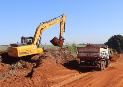Primeira etapa de programa de R$ 7 milh&otilde;es prev&ecirc; melhorias em sete estradas rurais e deve beneficiar produtores e moradores.