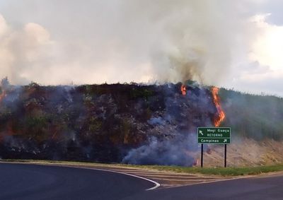 Concession&aacute;ria intensifica monitoramento nas rodovias e alerta para riscos da fuma&ccedil;a, que pode reduzir a visibilidade e provocar acidentes.

