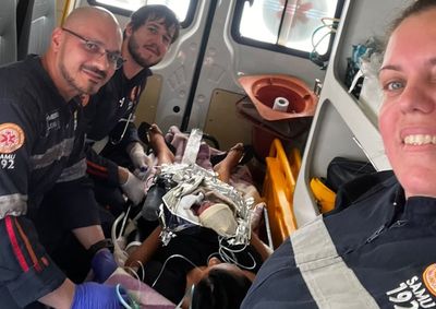 Rec&eacute;m-nascida veio ao mundo antes da chegada ao hospital; m&atilde;e e beb&ecirc; foram estabilizados e encaminhados na Santa Casa de Mogi Gua&ccedil;u