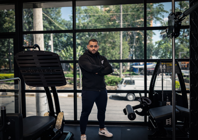 Mesmo quem pratica exerc&iacute;cios regularmente pode sofrer os efeitos de passar muitas horas sentado; pequenas pausas com movimento ajudam a reduzir os riscos