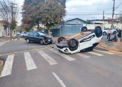 O Voyage seguia pela Avenida Baronesa de Cintra, no sentido Centro, quando foi atingido pelo Renault Kwid, que trafegava pela Alameda Vital Brasil