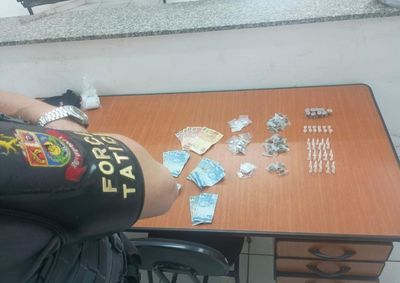 &nbsp;PM encontrou 100 por&ccedil;&otilde;es de diferentes tipos de drogas, al&eacute;m de dinheiro e celular; ocorr&ecirc;ncia foi apresentada na Delegacia de Pol&iacute;cia.


