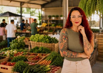 Escolher alimentos de produtores locais ajuda a levar produtos frescos &agrave; mesa, movimentar a economia e fortalece fam&iacute;lias que vivem no campo