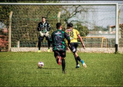 O Atl&eacute;tico Mogi permanece na lideran&ccedil;a da Copa Constel &ndash; Segunda Divis&atilde;o, com 12 pontos, ap&oacute;s a rodada deste domingo (16). O time venceu o ABB por 3 a 0 e 