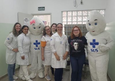 O Dia D da Campanha, realizado no s&aacute;bado (22), al&eacute;m da imuniza&ccedil;&atilde;o, tamb&eacute;m checou as cadernetas de vacina&ccedil;&atilde;o e orientou os pais

