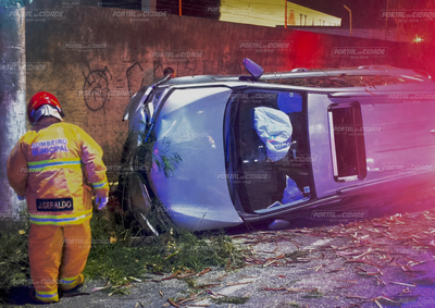 Motorista e tr&ecirc;s crian&ccedil;as foram levadas ao hospital com ferimentos leves; trecho da avenida precisou ser interditado para limpeza

