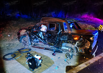 &nbsp;Motorista da Fiat Strada ficou preso &agrave;s ferragens e foi levado em estado grave &agrave; Santa Casa de Mogi Mirim
