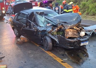 Motorista do Corsa Classic ficou presa nas ferragens e foi socorrida com fratura na perna; condutor da van teve escoria&ccedil;&otilde;es leves

