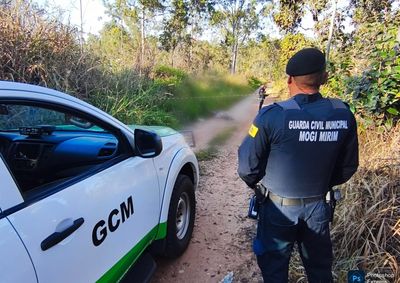 Um pessoa passava pelo local e viu o corpo. A Guarda Municipal foi acionada