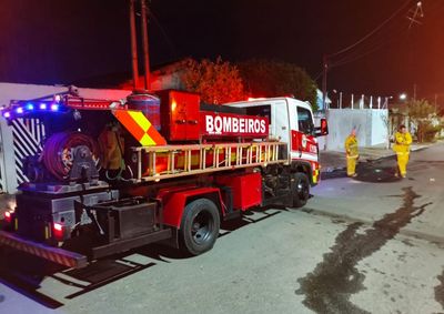 Corpo de Bombeiros Municipais controlou as chamas em uma casa de fundos; im&oacute;vel estava vazio no momento do inc&ecirc;ndio