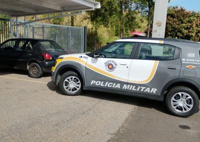 Motorista disse que usaria ve&iacute;culo modificado para gravar v&iacute;deos para a internet; carro estava com licenciamento vencido e foi apreendido.