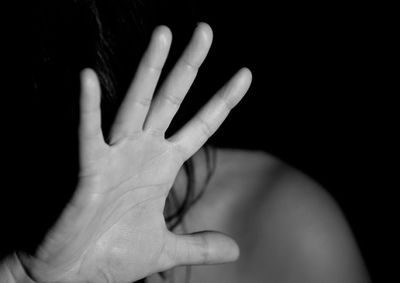 Norma assegura assist&ecirc;ncia gratuita, preven&ccedil;&atilde;o de gravidez e ISTs, apoio psicol&oacute;gico e social, sem exigir boletim de ocorr&ecirc;ncia.