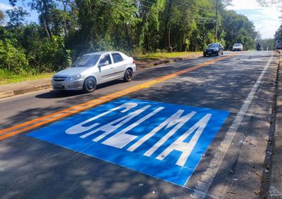 Via recebeu novas placas, linhas duplas, bandas sonoras e a palavra &ldquo;CALMA&rdquo;; Prefeitura tamb&eacute;m prev&ecirc; instala&ccedil;&atilde;o de lombadas.