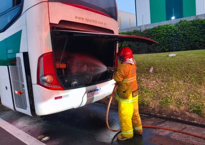 Motorista retirou os passageiros e iniciou o combate com o extintor do ve&iacute;culo at&eacute; a chegada dos Bombeiros Municipais de Mogi Mirim


