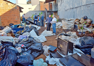 Im&oacute;vel residencial funcionava sem licen&ccedil;a em Mogi Gua&ccedil;u; quatro caminh&otilde;es foram usados para retirar materiais acumulados