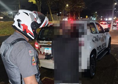 &nbsp;Suspeito foi localizado com arma calibre .22 e muni&ccedil;&otilde;es ap&oacute;s relatos de disparos na noite desta quarta-feira (26).


