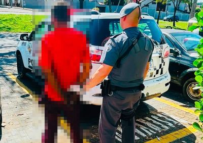 Suspeito teria usado dados do primo ap&oacute;s pris&atilde;o recente e acabou liberado; abordagem nesta ter&ccedil;a-feira (11) revelou que ele estava evadido.

