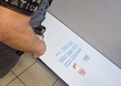 Policiais apreenderam 20 kits de coca&iacute;na ap&oacute;s flagra pr&oacute;ximo a uma pra&ccedil;a; suspeitos foram levados &agrave; Central de Pol&iacute;cia Judici&aacute;ria.