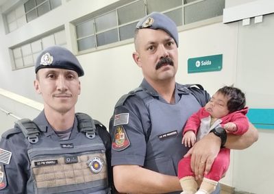 Policiais realizaram manobras para liberar as vias a&eacute;reas da crian&ccedil;a, que voltou a respirar e foi encaminhada ao hospital para observa&ccedil;&atilde;o.


