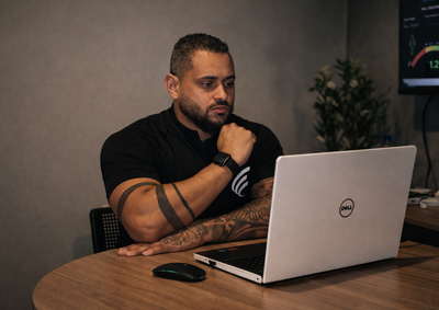 Copiar treinos das redes sociais sem orienta&ccedil;&atilde;o profissional pode aumentar o risco de les&otilde;es e comprometer os resultados a longo prazo
