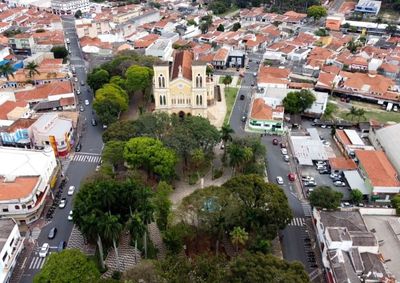 Inscri&ccedil;&otilde;es come&ccedil;am nesta quinta-feira (13) e seguem at&eacute; 10 de setembro; oportunidades abrangem Educa&ccedil;&atilde;o, Sa&uacute;de e &aacute;reas administrativas

