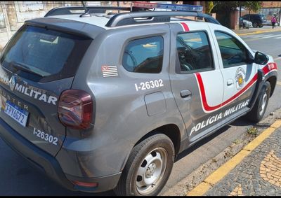 Homem foi abordado pela PM na Avenida Pedro Botesi; consulta apontou mandado de pris&atilde;o relacionado a crime de homic&iacute;dio.

