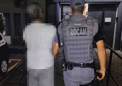 Homem tinha mandado de pris&atilde;o ap&oacute;s condena&ccedil;&atilde;o por tr&aacute;fico de drogas e foi localizado pela Pol&iacute;cia Militar na noite desta quinta-feira (13).

