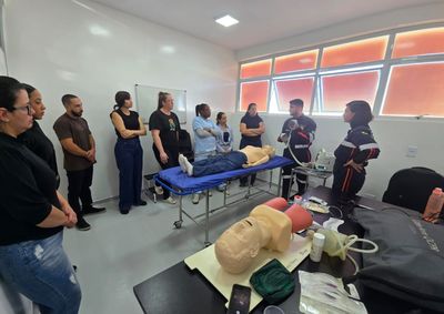 Curso ministrado por profissionais do Samu treinou 19 servidores para atendimentos de urg&ecirc;ncia, emerg&ecirc;ncia e parada cardiorrespirat&oacute;ria.

