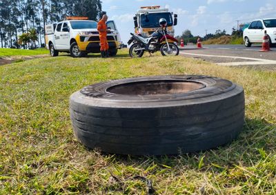 Acidente ocorreu no km 167+700, entre Mogi Gua&ccedil;u e Mogi Mirim; motociclista sofreu escoria&ccedil;&otilde;es e foi levado ao Hospital S&atilde;o Francisco
