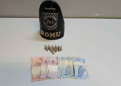 Abordagem ocorreu no Linda Chaib; 14 tubetes de coca&iacute;na e R$ 28 foram apreendidos, segundo relat&oacute;rio da Secretaria de Seguran&ccedil;a