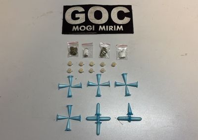 Segundo o boletim de ocorr&ecirc;ncia, jovem de 15 anos tentou fugir da equipe do GOC no Jardim Planalto; coca&iacute;na, crack e maconha foram apreendidos.