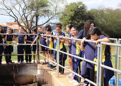 Cerca de 70 estudantes acompanharam etapas do processo e atividade tamb&eacute;m virou orienta&ccedil;&atilde;o para uso consciente da &aacute;gua


