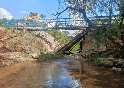 Estrutura estava interditada desde dezembro e precisou ser removida para permitir a constru&ccedil;&atilde;o da nova travessia sobre o Rio Mogi Mirim