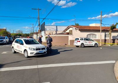 Moto usava placa cadastrada em um Chevette; condutor n&atilde;o tinha habilita&ccedil;&atilde;o e disse ter comprado o ve&iacute;culo sem documentos.

