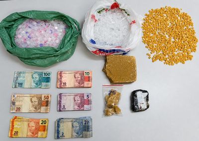 Ocorr&ecirc;ncias distintas resultaram na apreens&atilde;o de crack, coca&iacute;na, maconha, dinheiro, balan&ccedil;as e materiais usados para embalar entorpecentes


