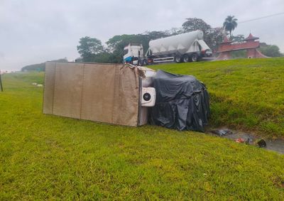 Motorista teve apenas escoria&ccedil;&otilde;es; ve&iacute;culo permaneceu no local durante o dia e retirada deve ocorrer em hor&aacute;rio de menor movimento

