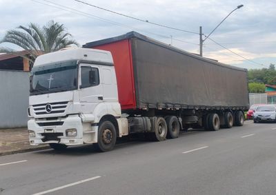 Abordagem ocorreu no km 158,8 da rodovia; policiais encontraram diverg&ecirc;ncia na identifica&ccedil;&atilde;o do semirreboque e outras tr&ecirc;s placas na cabine