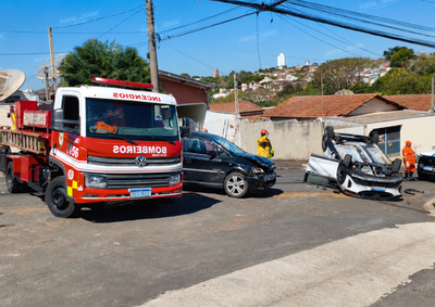 Acidente ocorreu na tarde desta quinta-feira (3); a motorista de um dos carros foi levada ao Hospital 22 de Outubro

