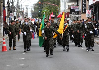Celebra&ccedil;&atilde;o dos 204 anos da Independ&ecirc;ncia teve hasteamento das bandeiras na Pra&ccedil;a Rui Barbosa e desfile c&iacute;vico-militar pelo Centro

