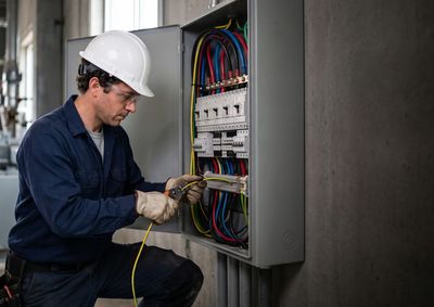 Especialista do Crea-SP alerta para o uso de adaptadores, sobrecarga e falta de revis&atilde;o na fia&ccedil;&atilde;o residencial

