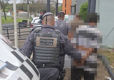 Homens foram encontrados em im&oacute;vel abandonado; uma foice teria sido usada para amea&ccedil;ar a v&iacute;tima. Um deles havia sido levado &agrave; delegacia no dia anterior.