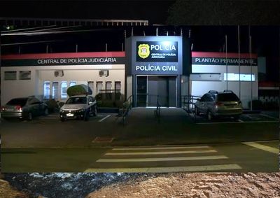 V&iacute;tima caminhava por uma ponte de pedestres quando foi abordada por criminosos; dinheiro, celular e cart&otilde;es foram levados